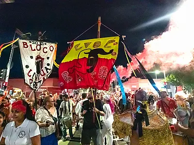 Evoé Baco une ancestralidade, crítica política e abre caminhos na Rua 14 de Julho