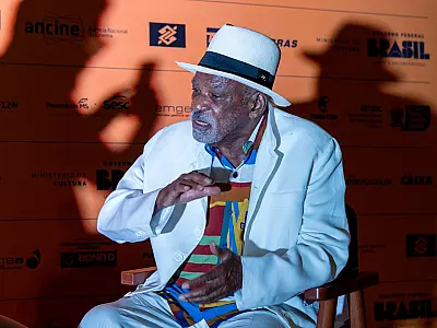 "A carreira que abracei há 66 anos me faz ter um olhar carinhoso por esses jovens", diz Pitanga