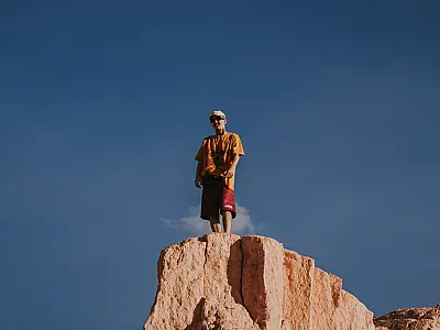 Com influências no reggae, rapper Miliano lança o clipe 'O Sol é um Menino'