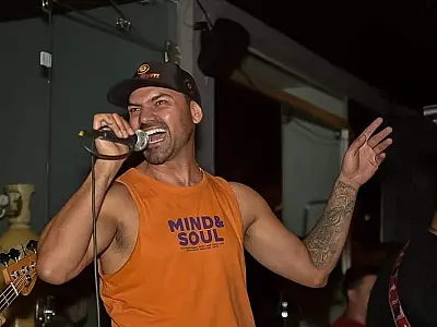 Banda Farrapos & Trapos toca "rock genuíno brasileiro" no Shopping
