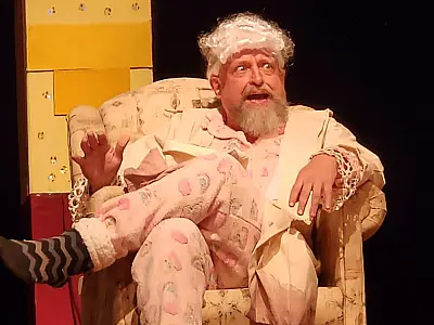 Grupo estreia sátira teatral aos 'novos ricos' e revela talentos