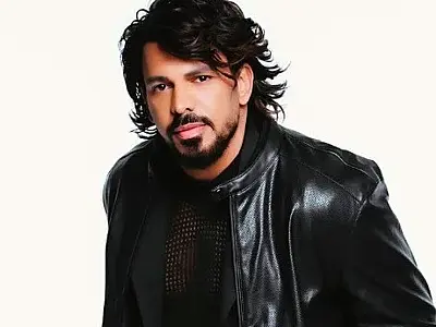 Cantor sertanejo Thales Lessa é preso por ejacular em sessão de massagem