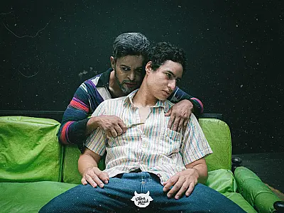 Em Tesoura, 'bicha velha' e 'novinho' duelam para 'rasgar a vida'