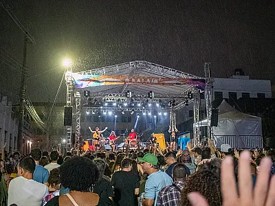 Sob chuva, 'O Balaio' repete sucesso com banda nacional