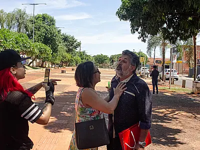 Após destruir mural, presidente da associação se exalta: 'Saia daqui!'