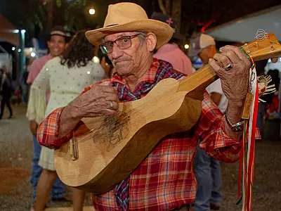 Mestre da cultura popular, Sebastião entrega viola de cocho à ministra Margareth Menezes