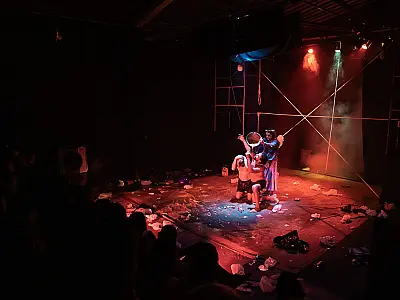 Peça teatral 'Godgle' oferece a última sessão gratuita neste domingo