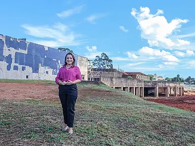 Protagonista em abandonos, prefeita promete reestrear 'elefante branco' em CG