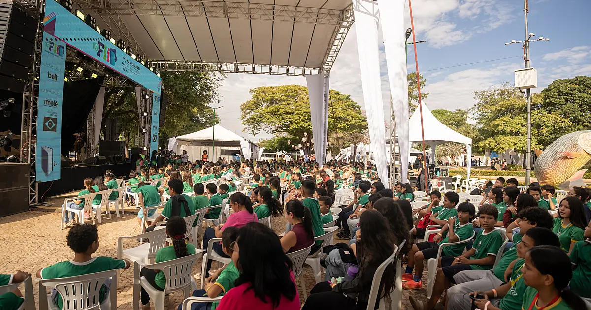 Feira leva 5 mil crianças à literatura em Bonito