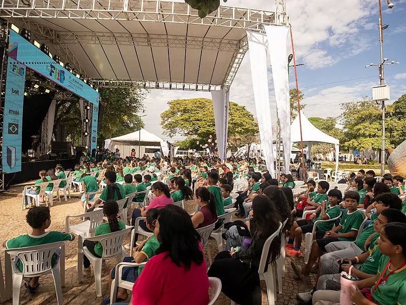 Feira leva 5 mil crianças à literatura em Bonito