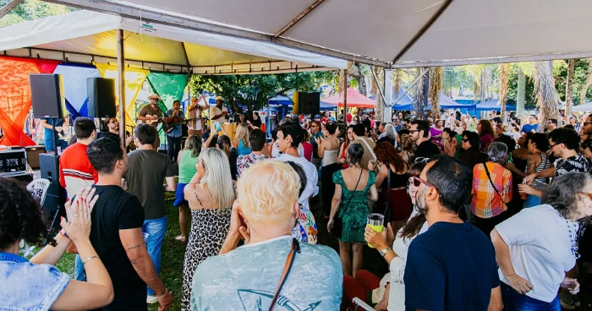 300 expositores esquentam jogo do Brasil na praça