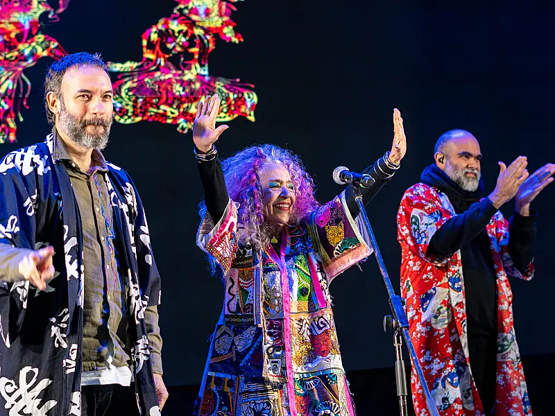 Alzira E reafirma seu lugar na música brasileira