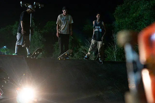 Moto é única luz em pista de skate em Bonito