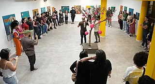 Exposição escancara marcas da infância de artista