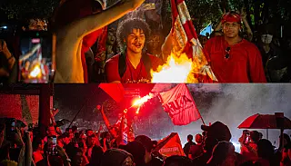 Em protesto, juventude queima bandeira dos EUA